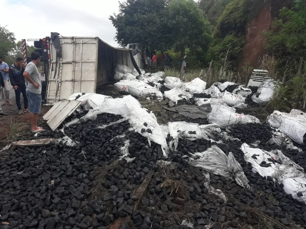 Por causa do acidente, o material siderúrgico ficou espalhado pela via (Foto: Alex Gonçalves / Bahia Dia a Dia)