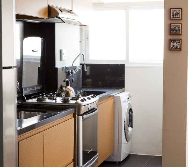Cozinha e lavanderia com armários no padrão de freijó rutilo da Marcenaria Airlane, projetada pelo arquiteto Gustavo Calazans (Foto: Foto: Edu Castello / Editora Globo)