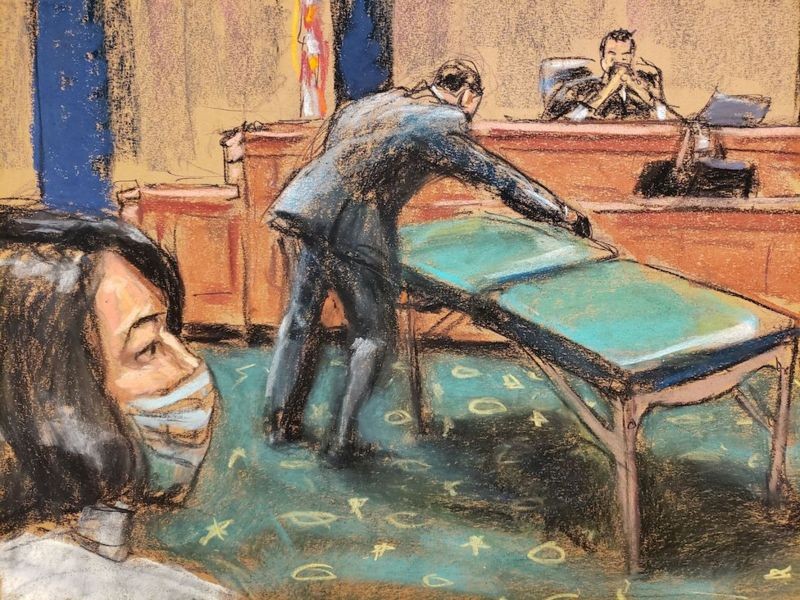 Ilustração do momento em que a cama de massagem foi exibida no tribunal (Foto: Reuters via BBC News)