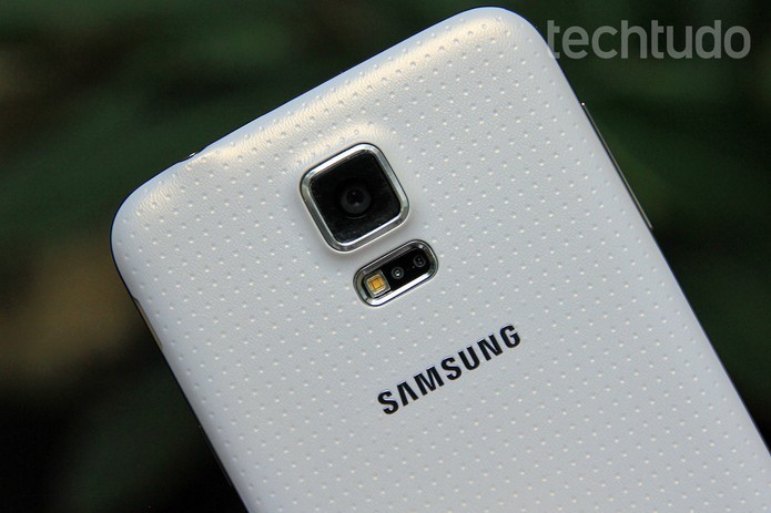 Galaxy S5 tem leitor de impressões digitais e sensor de batimento cardíaco (Foto: Luciana Maline/TechTudo)
