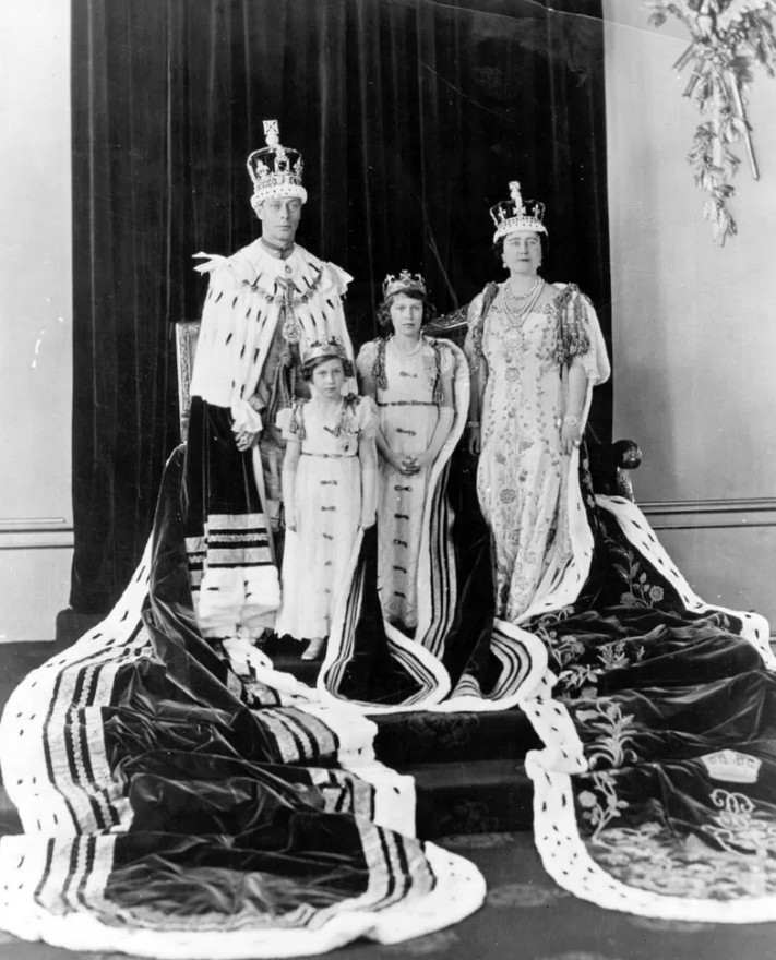 O recém-coroado rei George 6º, a rainha Elizabeth e a princesas Margaret e Elizabeth (ao centro) (Foto: GETTY IMAGES (via BBC))
