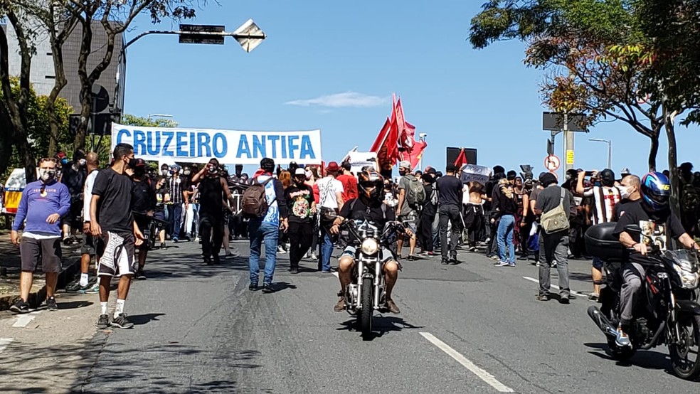 Torcidas do Cruzeiro e do Atlético participam de manifestação contra o fascimo em Belo Horizonte — Foto: Eulym Ferreira/ TV Globo