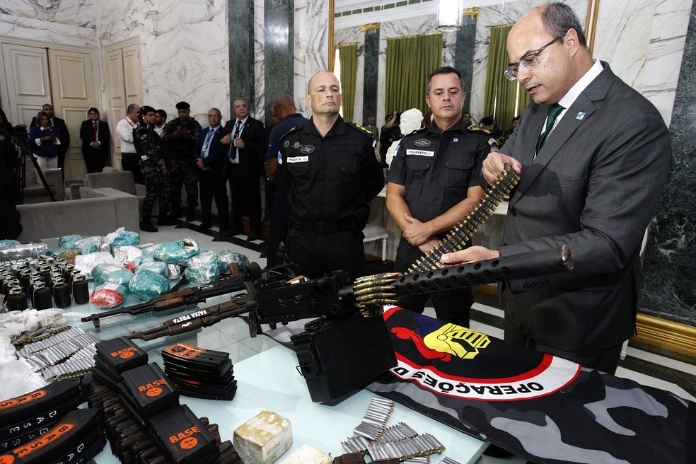 Governador Wilson Witzel confere armas apreendidas em operação no Complexo do Alemão — Foto: Divulgação/Governo do Estado do RJ