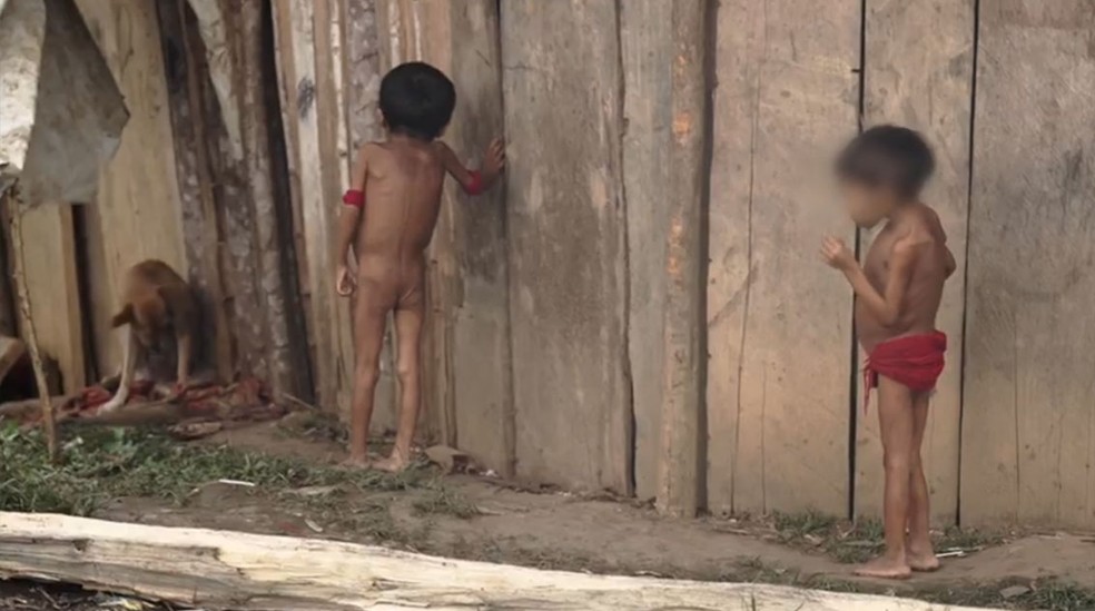 Imagem de crianças na Terra Yanomami em janeiro de 2023 — Foto: Reprodução/TV Globo