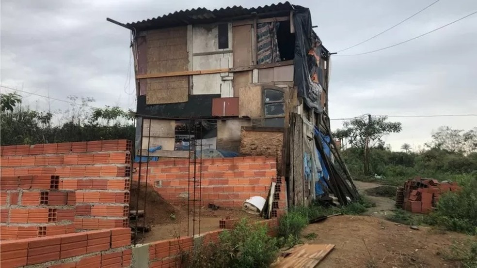 Casa construída na ocupação Terra de Deus — Foto: Leandro Machado/BBC