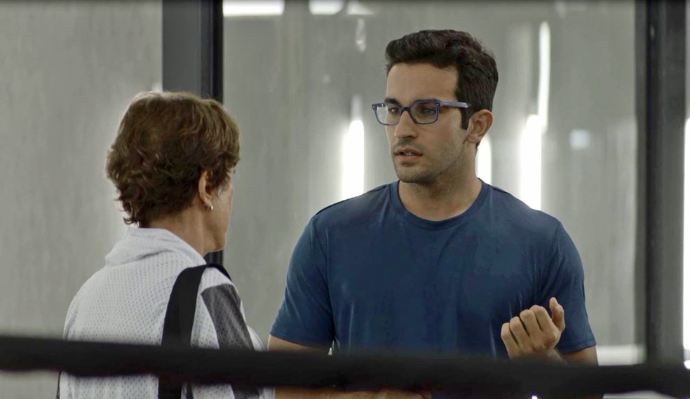 Zé Hélio (Bruno Bevan) é pedido em namoro por Beatriz (Natália do Vale), em 'A Dona do Pedaço' — Foto: Globo
