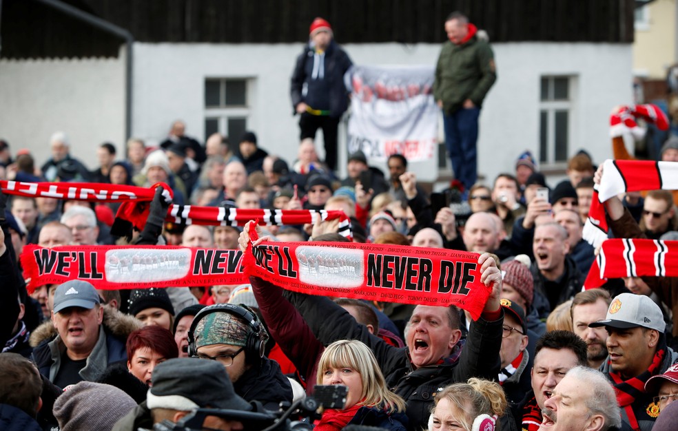 Torcedores reunidos na Manchester Platz, em Munique, local do acidente (Foto: Michaela Rehle/Reuters)