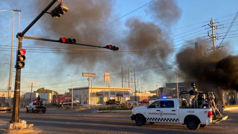 Veículos queimados em Culiacán após a prisão de El Ratón — Foto: Getty Images via BBC