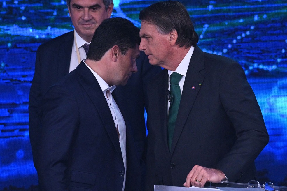 Ex-ministro Sergio Moro com Bolsonaro no debate da Band — Foto: NELSON ALMEIDA / AFP