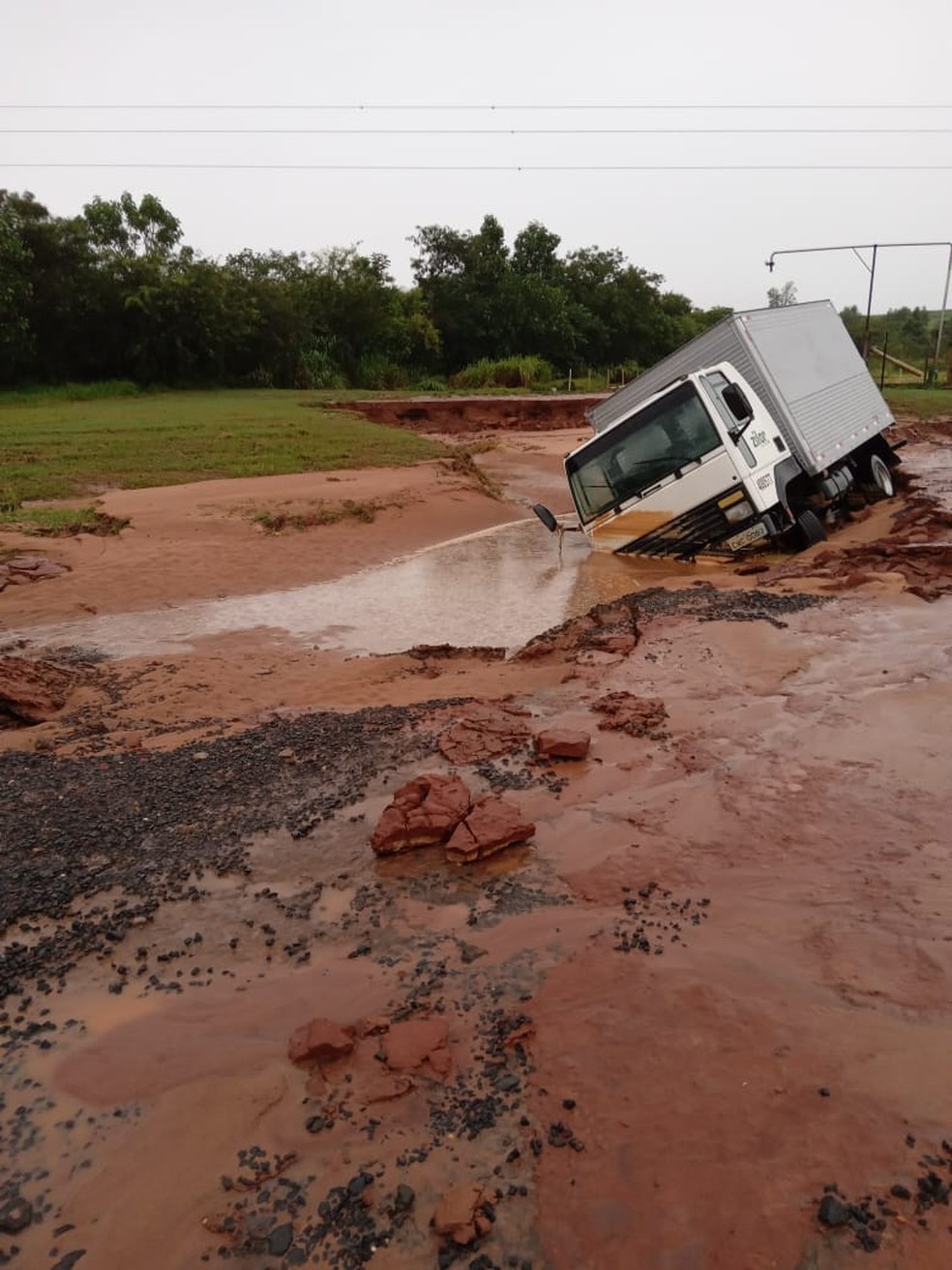 Caminhão ficou atolado na zona rural de Quatá — Foto: Polícia Militar/Divulgação