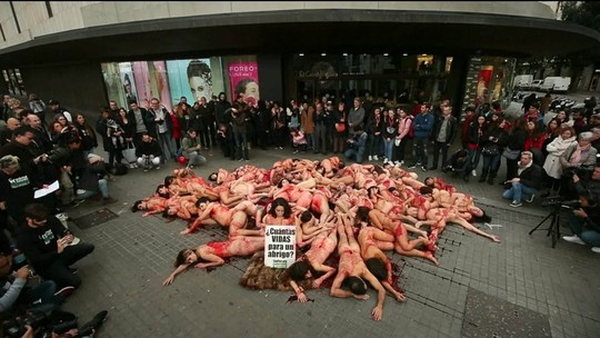 Manifestantes protestam sem roupa em Barcelona