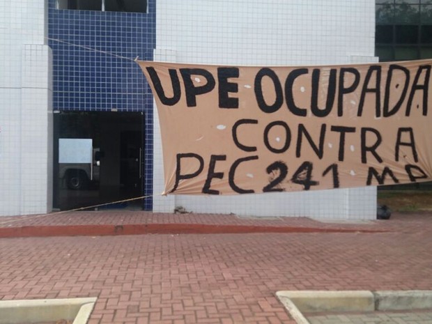Alunos estão acampando no prédio da UPE, no Recife (Foto: Marlon Costa/Pernambuco Press)