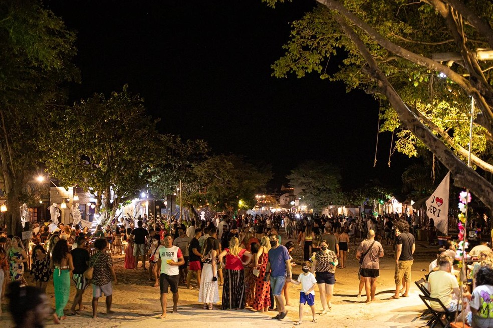 Muitos frequentadores não usavam máscaras e não mantinham o distanciamento social — Foto: Edson Silva 