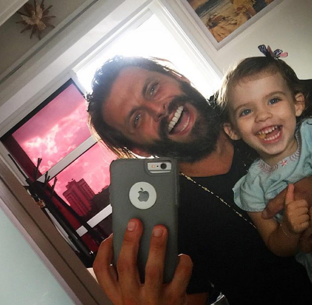 Henri Castelli posta foto fofa com a filha (Foto: Reprodução/Instagram)