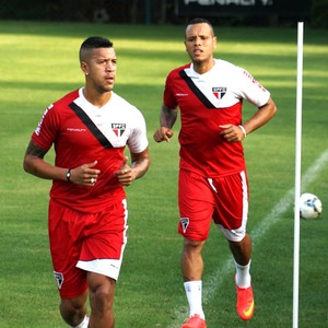 Antônio Carlos e Luis Fabiano correm no campo e miram volta em dez dias