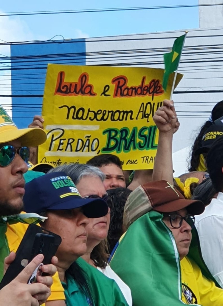 Cartaz critica Lula (PT) e senador Randolfe Rodrigues (Rede) 'filhos da terra' de esquerda em Garanhuns, Pernambuco