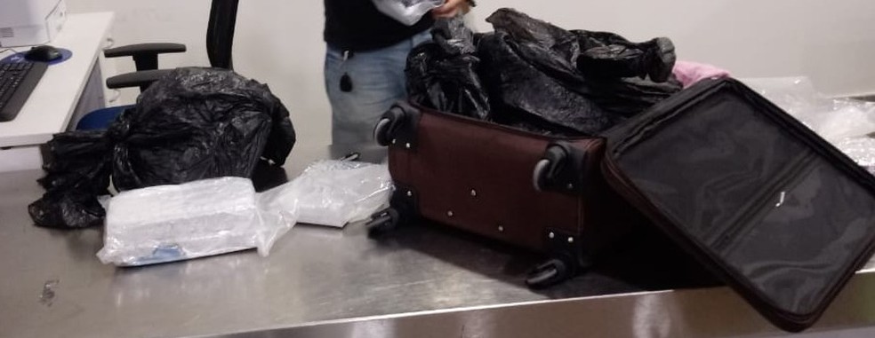 Droga foi encontrada em mala de passageiro no Aeroporto de Fortaleza — Foto: Divulgação/Polícia Federal