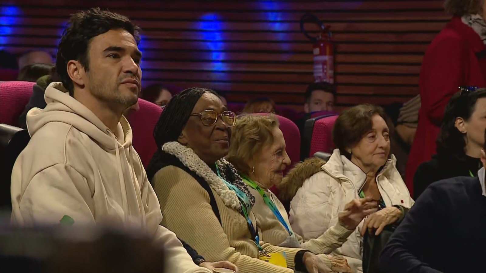 Léa Garcia passou pelo tapete vermelho do Festival de Cinema de Gramado no fim de semana; VÍDEO