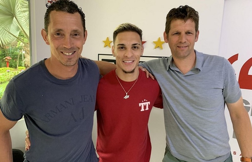 Antony ao lado de Alessandro Schoenmaker e Niels Wijne, profissionais do Ajax, no CT do São Paulo — Foto: São Paulo FC
