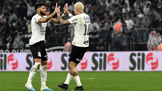 Yuri Alberto e Róger Guedes comemoram gol do Corinthians contra o Fluminense