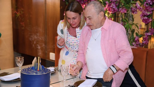 Stênio Garcia ganha festa surpresa de 91 anos com bolo banhado a ouro e cristais