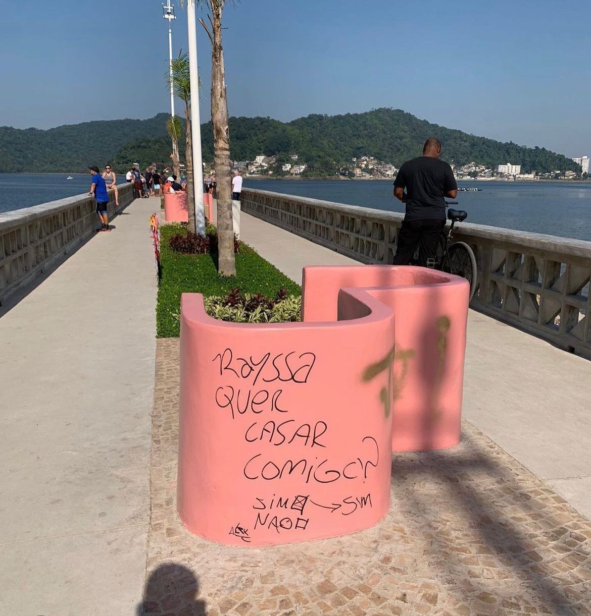 Píer dos Apaixonados é vandalizado com pedido de casamento em São Vicente, SP