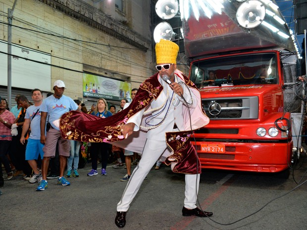 Carlinhos Brown comanda do chão o primeiro dia de carnaval (Foto: Elias Dantas/Ag. Haack)