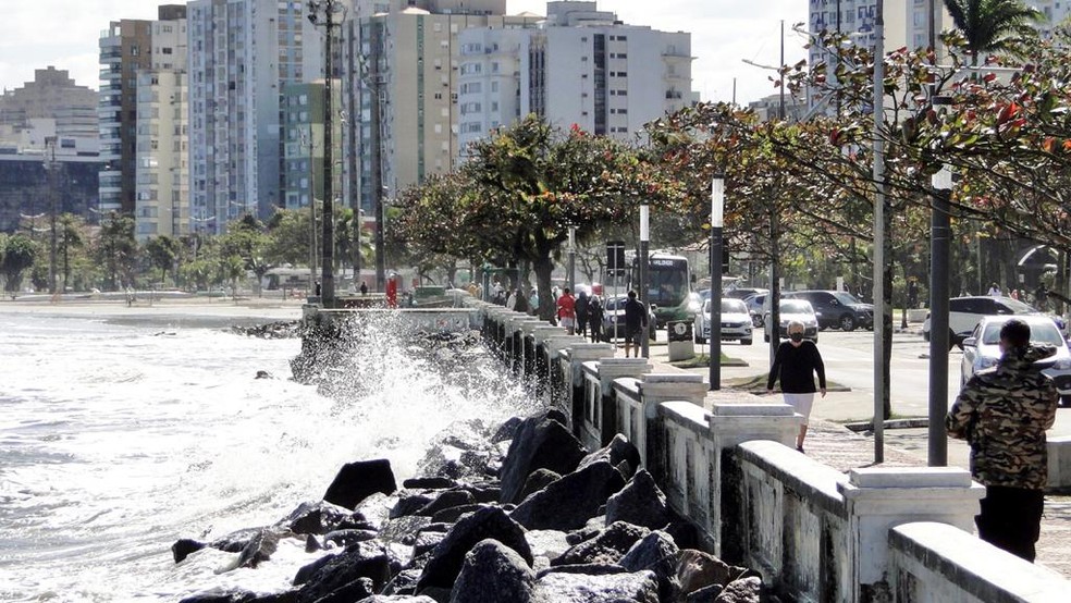 Com ressaca, ondas podem atingir até 3,5 metros em Santos, SP — Foto: Vanessa Rodrigues/Jornal A Tribuna