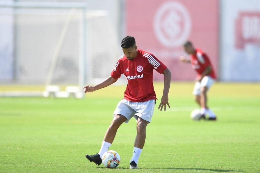 Com Promocao De Jovem Inter Ganha Tempo Em Busca Por Zagueiro Para Compor Elenco Internacional Ge
