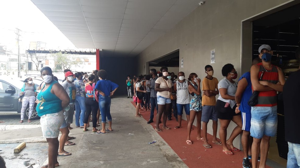 Com cart&otilde;es, secret&aacute;rio espera que as filas ocorridas na distribui&ccedil;&atilde;o da primeira parcela n&atilde;o se repitam &mdash; Foto: Adriana Oliveira/TV Bahia