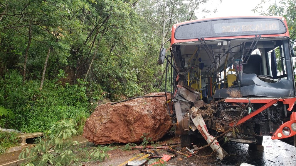 Ônibus foi atingido por pedra em deslizamento na Grande BH  — Foto: Flávia Cristini/TV Globo