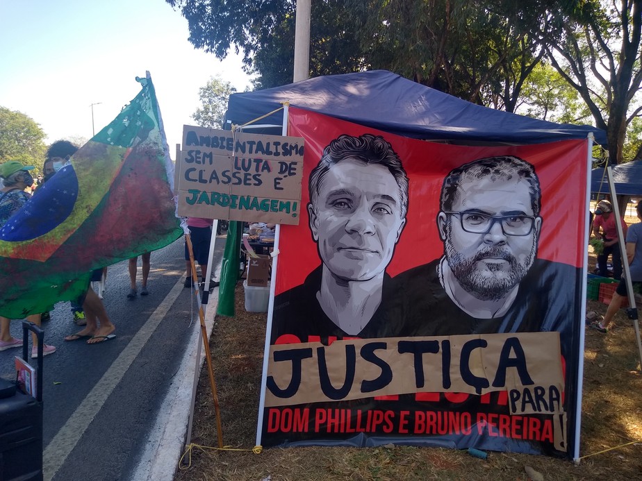 Manifestação em Brasília cobra esclarecimento do assassinato de Bruno Pereira e Dom Phillips