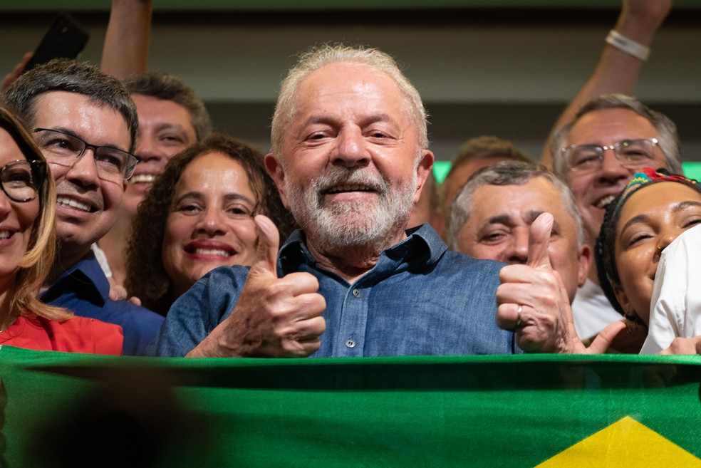 Lula acena para apoiadores em discurso após a vitória no segundo turno — Foto: Fábio Tito/g1