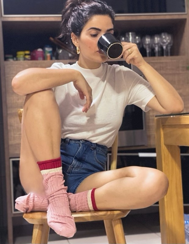 Vanessa Giácomo toma café na cozinha de casa (Foto: Reprodução/Instagram)