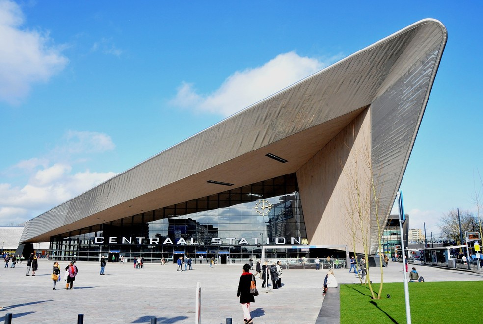 A estação de trem de Roterdã conta com células solares espalhadas por seu telhado — Foto: Wikimedia Commons / Creative Commons