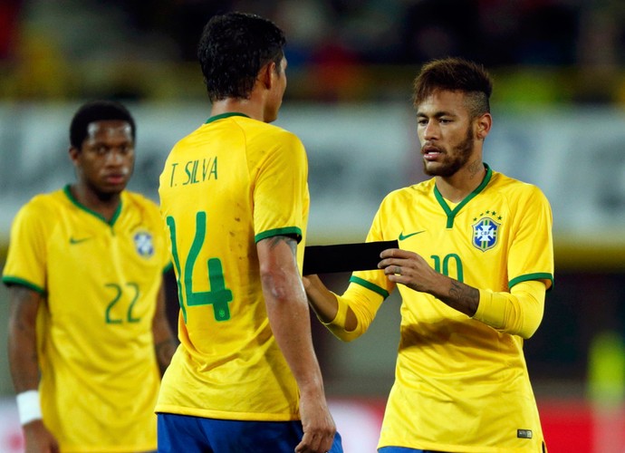 Neymar e Thiago Silva braçadeira de capitão Brasil x Áustria (Foto: Reuters)