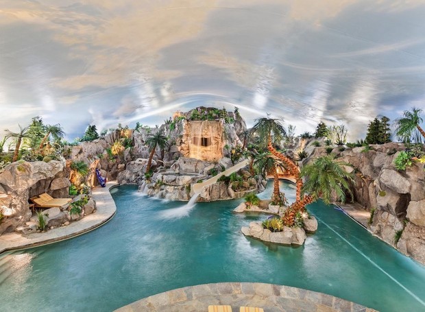 O imenso parque aquático coberto da mansão foi inspirado no hotel Bellagio, em Las Vegas (Foto: Douglas Elliman Real State / Reprodução)