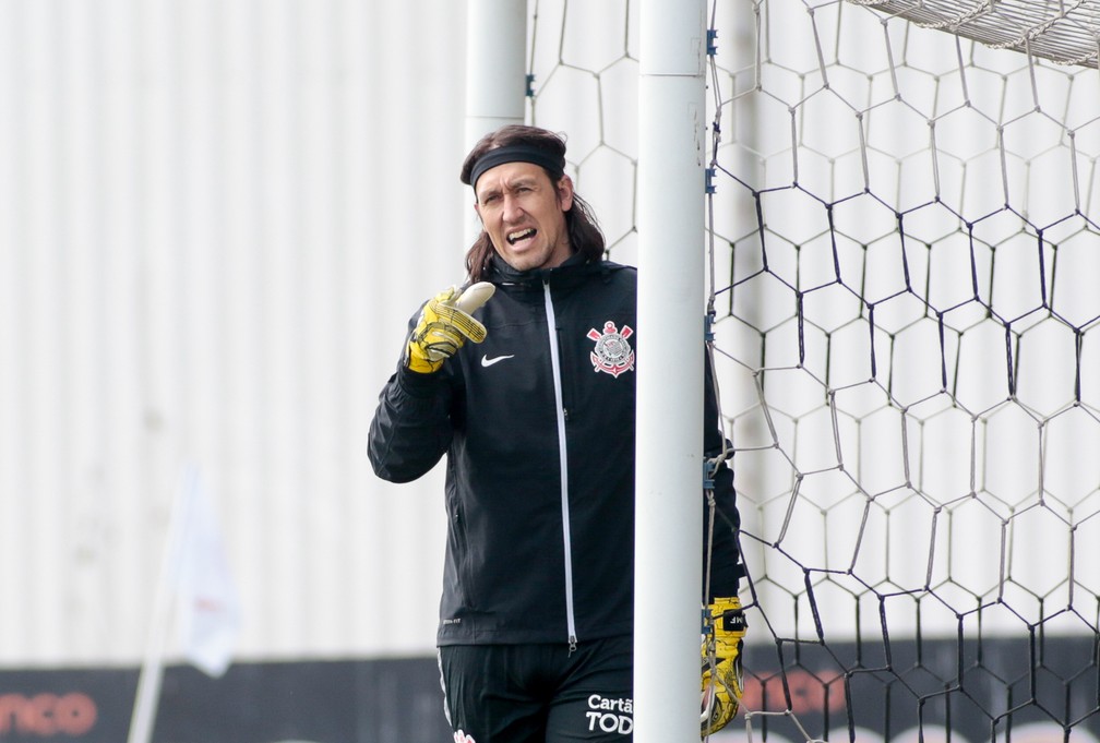 Cássio conversa por telefone com torcida organizada do Corinthians