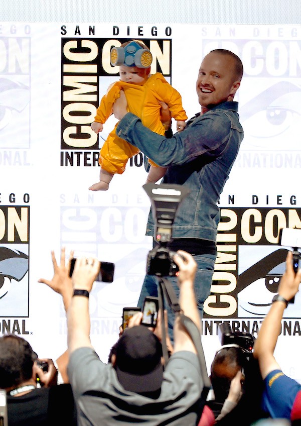 O ator Aaron Paul com a filha no evento de 10 anos do lançamento e Breaking Bad (Foto: Getty Images)