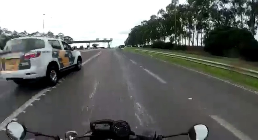 Viatura da Polícia Rodoviária Estadual abordou motociclista em rodovia de Catiguá  — Foto: Arquivo pessoal 