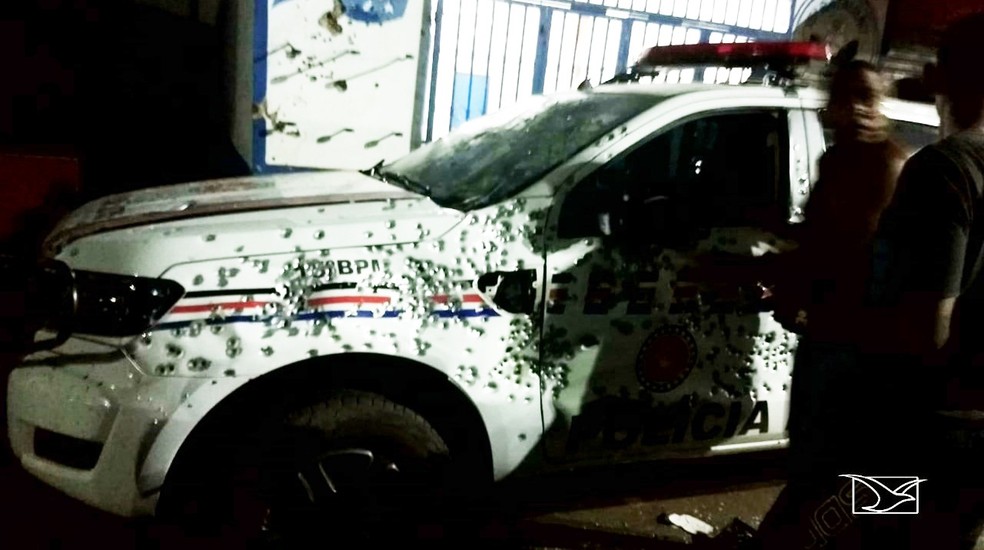Viatura da Polícia Militar foi atingida por vários disparos. — Foto: Reprodução/TV Mirante