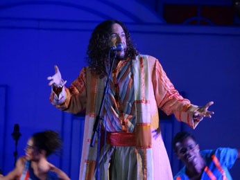 Cantor Silvério Pessoa participa como um dos solistas. (Foto: Luna Markman / G1 PE)