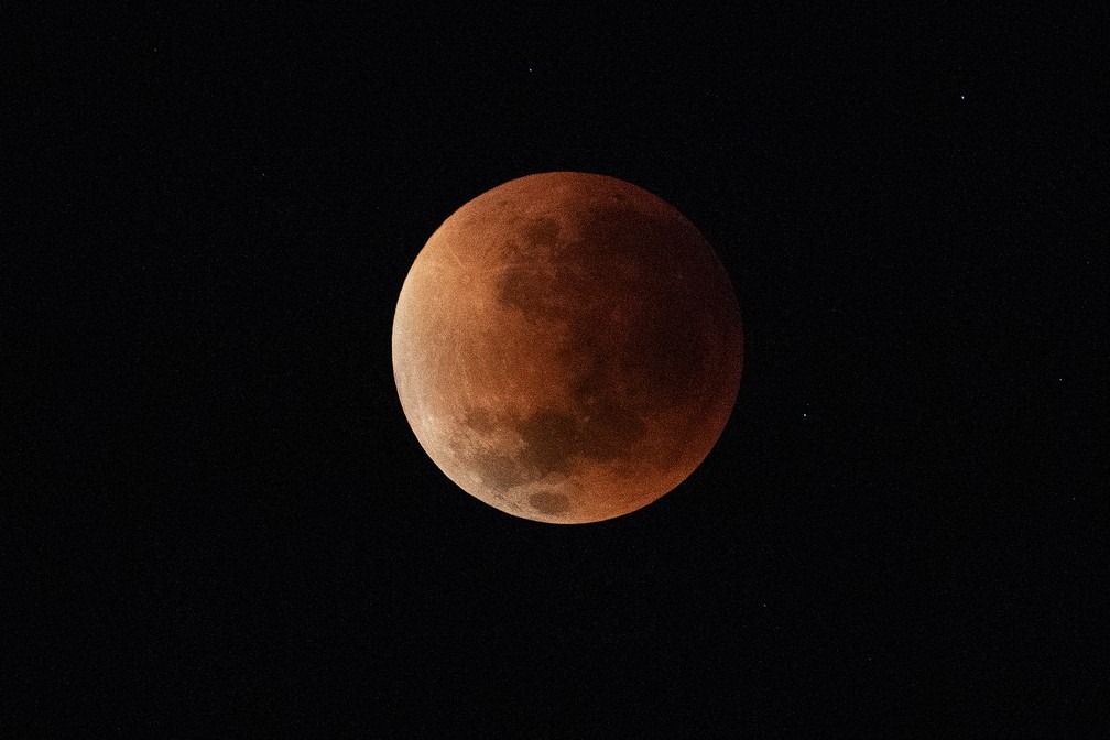 Eclipse da Lua vista no Rio de Janeiro — Foto: CARL DE SOUZA / AFP Photo