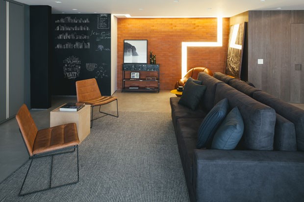 Decoração cinza e tijolinhos marcam apartamento de 80 m² (Foto: Divulgação)
