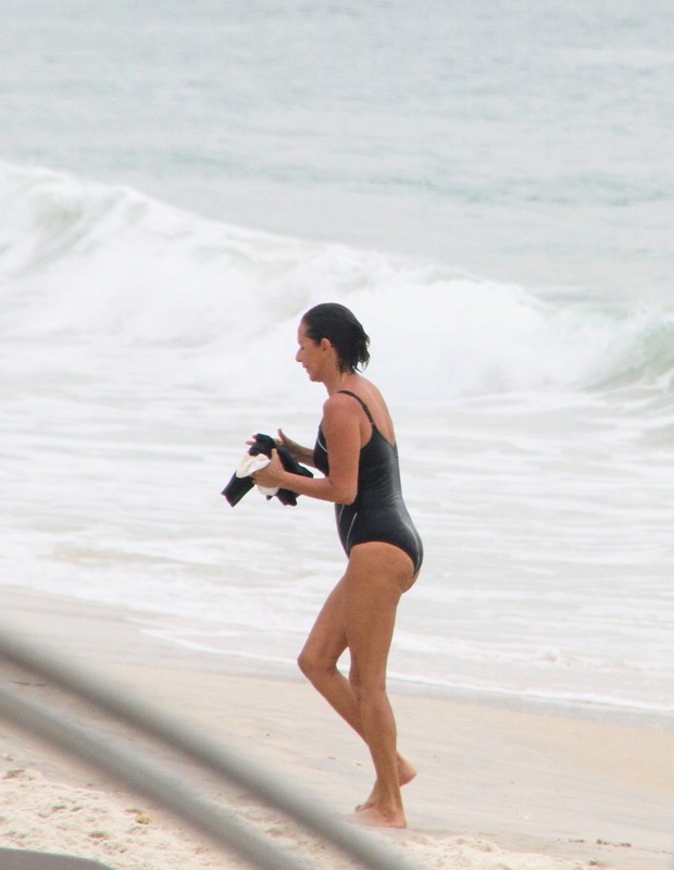 Andréa Beltrão é fotografada na Praia de Copacabana (Foto: Daniel Delmiro/AgNews)