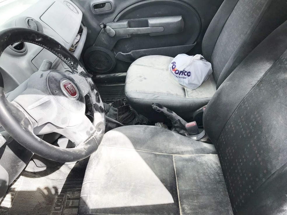 Criminosos usaram o pó químico do extintor de incêndio do carro para localizar e apagar as impressões digitais que eles deixaram no veículo (Foto: Divulgação/PM)