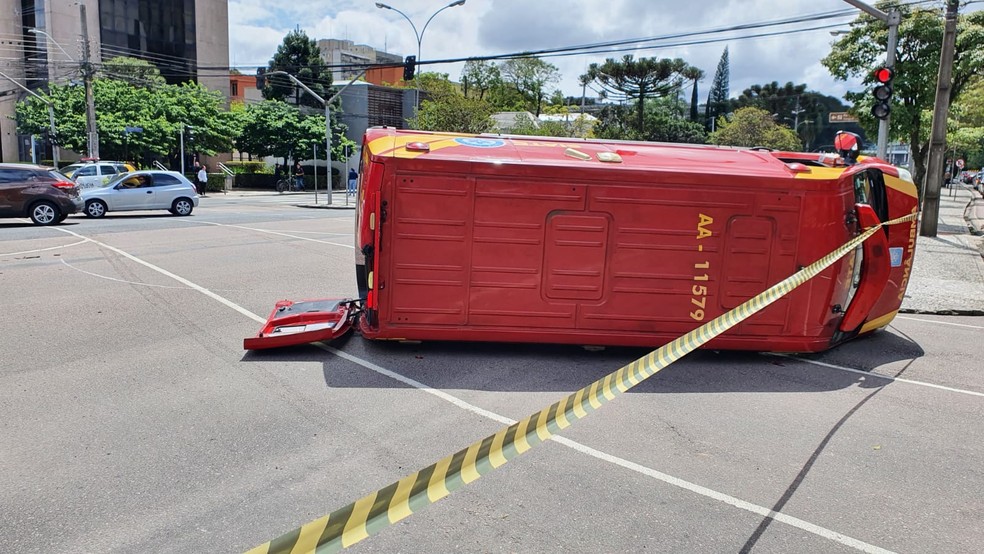 Ambulância tomba após acidente em Curitiba. — Foto: Denilson Beltrame/RPC