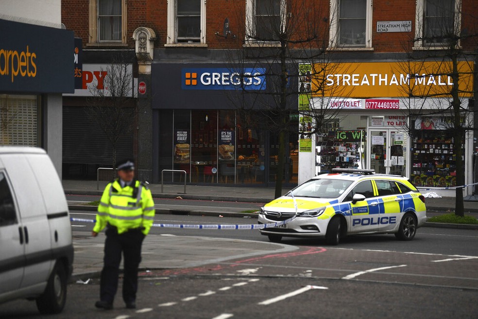 Homem com faca ataca duas pessoas em Londres — Foto: Associated Press