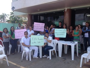 Categoria protestou em frente à sede administrativa do hospital em Macapá (Foto: John Pacheco/G1)