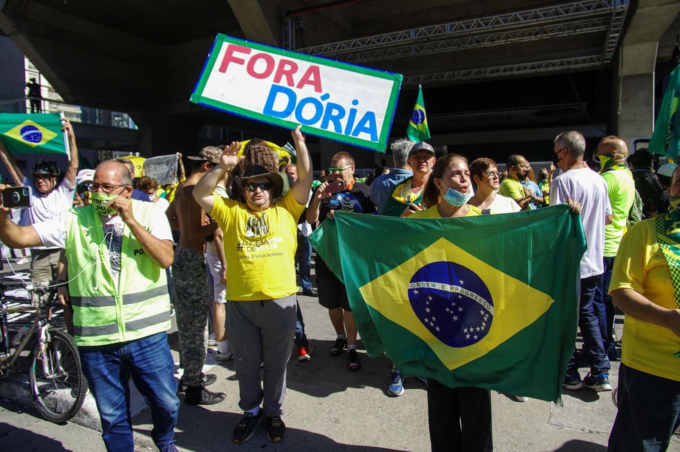 Manifestante mostra cartaz contra o governador de SP, João Doria — Foto: Roberto Sungi/Futura Press/Estadão Conteúdo
